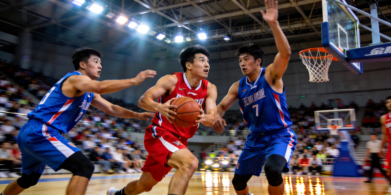 中国男子篮球职业联赛CBA赛场，球员激烈对抗